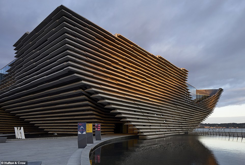 V&A Dundee khai trương vào tháng 9/2018. Tòa nhà do kiến trúc sư nổi tiếng người Nhật Bản Kengo Kuma & Associates thiết kế và là sản phẩm đầu tiên của họ tại Anh. Bảo tàng nằm trên bờ sông Tay và hình dạng của nó được cho là lấy cảm hứng từ những vách đá trên bờ biển phía đông bắc của Scotland. Một phần của tòa nhà nhô ra khỏi mặt nước và có ý nghĩa giống như mũi thuyền, tôn vinh lịch sử đóng tàu của Dundee. Ảnh: Shutterstock