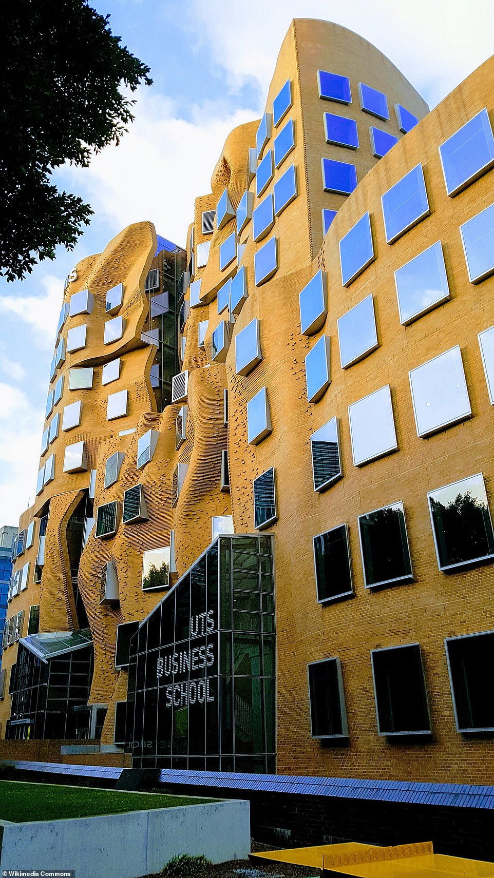 Tòa nhà Dr Chau Chak Wing, ở Sydney, là một phần của Đại học Công nghệ Sydney cũng do Frank Gehry thiết kế. Tòa nhà được tạo ra bằng cách sử dụng những viên gạch đặt làm theo yêu cầu, nhiều người cho rằng nó trông giống như một 'túi giấy bị bóp méo'. Ảnh: Wikimedia Commons