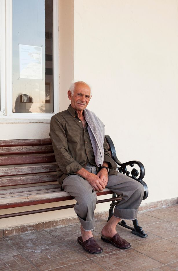 Một cụ ông đợi để sử dụng spa nhiệt tự nhiên nổi tiêng trên đảo Ikaria. Ảnh: Alamy