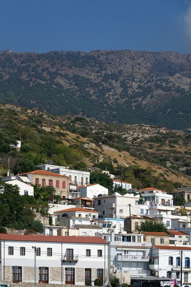 Hòn đảo là nơi sinh sống của khoảng 8.500 người. Ảnh: Getty