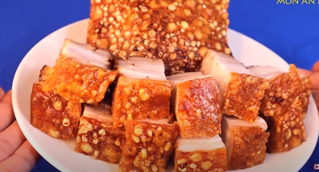 Và đây là thành quả sau một tiếng quay bằng nồi chiên không dầu. Món ăn có màu sắc hấp dẫn và hương vị khó cưỡng.