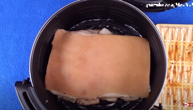 Cho miếng thịt đã tẩm ướp vào nồi chiên, để phần bì quay lên trên sau đó bỏ vào nồi chiên. Đầu tiên để nhiệt độ 180 độ trong 30 phút. Lần 2 chiên 180 độ trong vòng 20 phút. Lần 3 chiến 180 độ trong vòng 10 phút.