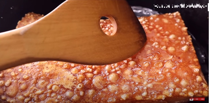 Sau lần chiên đầu tiên, miếng thịt đã vàng đều nhưng bì chưa đạt độ giòn. Chúng ta tiếp tục quay thêm 2 lần theo công thức thời gian nêu trên.