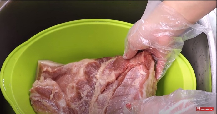 Sơ chế thịt: Dùng muối sát xung quanh miếng thịt sau đó rửa với nước lạnh.