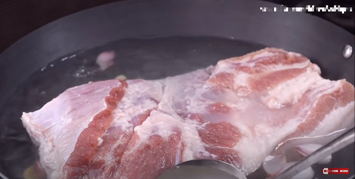 Gừng và hành tím sắt lát mỏng để cho vào nước luộc da. Sau đó, bạn đun một nồi nước để ngập phần bì rồi luộc trong 5 phút.