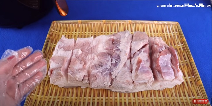 Sau khi miếng thịt ráo nước, rạch tảng thịt từng khía để ướp gia vị dễ dàng.