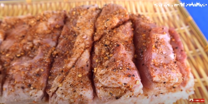 Thoa hỗn hợp gia vị lên phần thịt