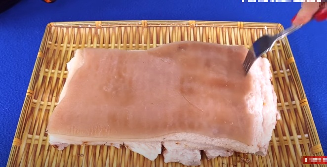 Dùng dĩa đâm tạo lỗ ở phần da sau đó dùng hỗn hợp chanh muối để quét lên da. Chờ 20 phút cho da khô, quét lớp thứ hai, để khoảng 1 tiếng cho da khô lại.