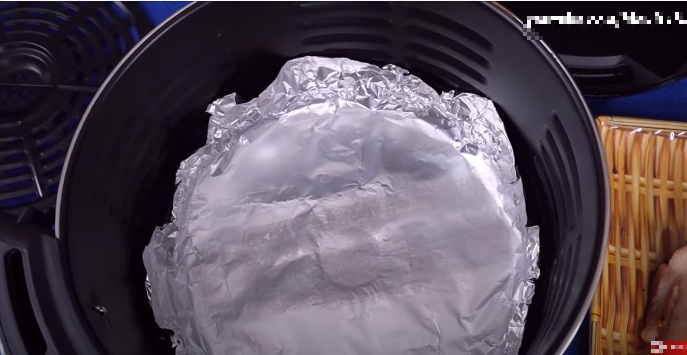 Lót một lớp giấy bạc ở đáy nồi để hứng dầu mỡ.