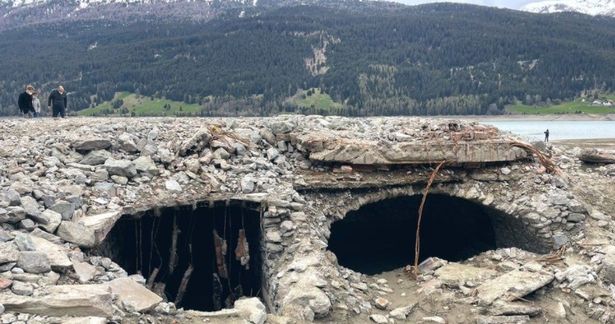 Đây là lần đầu tiên sau 71 năm ngôi làng tái xuất. Ảnh: Mirror