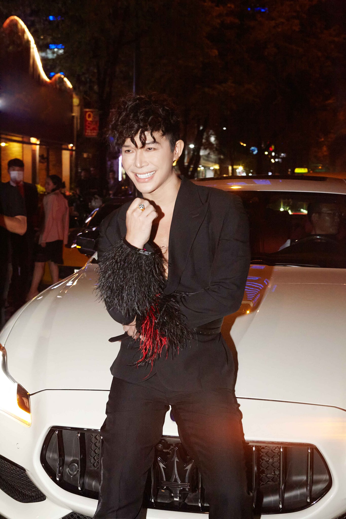 Nathan Lee vừa tất tay mua loạt hit do Cao Thái Sơn thể hiện. Ảnh: FBNV