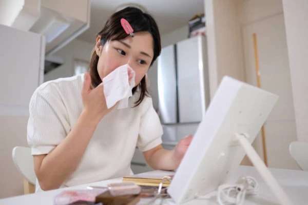 Bôi nhiều thứ lên da khiến bạn khó nhận biết đâu mới là sản phẩm có tác dụng. Bôi nhiều thứ lên da khiến bạn khó nhận biết đâu mới là sản phẩm có tác dụng.