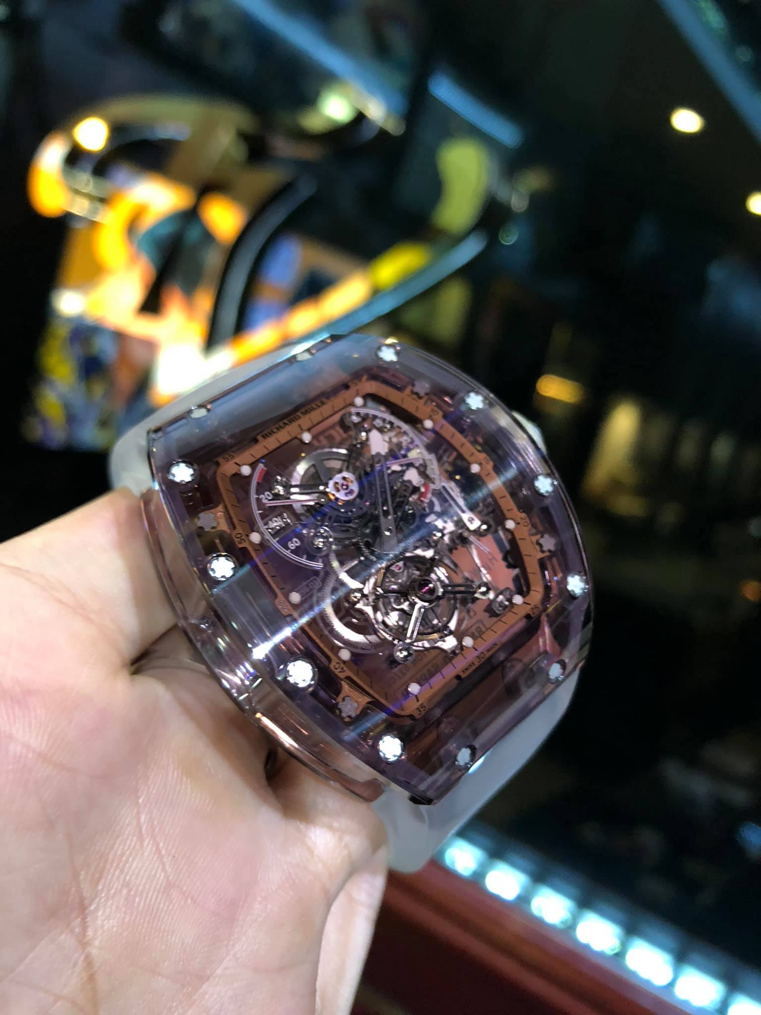 Siêu đồng hồ đại gia Tùng Vàng rao bán 100 tỷ 'chất' thế nào? Siêu đồng hồ đại gia Tùng Vàng rao bán 100 tỷ 'chất' thế nào?