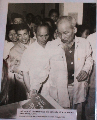 Bác thăm khu vực bầu cử A.10, Khu Ba Đình, Hà Nội tháng 4 năm 1964. Ảnh: MOHA Bác thăm khu vực bầu cử A.10, Khu Ba Đình, Hà Nội tháng 4 năm 1964. Ảnh: MOHA