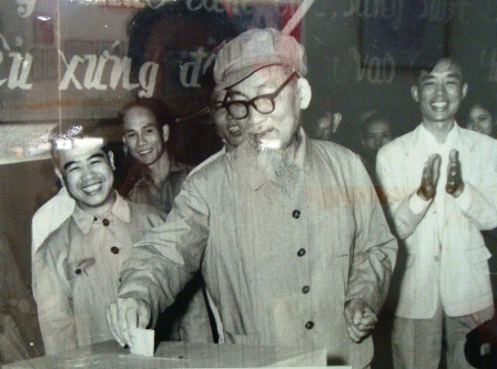 Bác Hồ tham gia bầu cử Hội đồng nhân dân thành phố Hà Nội ngày 27/4/1969. Năm cuối cùng Bác bầu cử trước khi qua đời. Ảnh: MOHA Bác Hồ tham gia bầu cử Hội đồng nhân dân thành phố Hà Nội ngày 27/4/1969. Năm cuối cùng Bác bầu cử trước khi qua đời. Ảnh: MOHA
