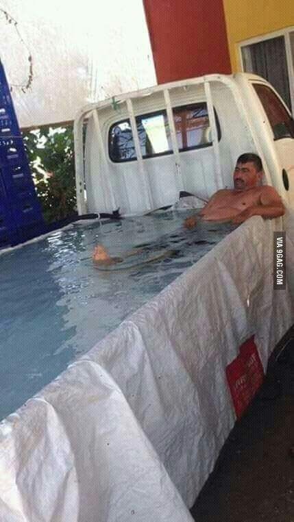 Một chiếc bể bơi di động xoa dịu cái nóng mùa hè.