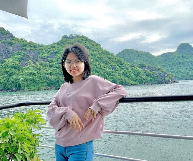 Cô bé Hà Anh có bố mẹ đều đang ở tuyến đầu chống dịch tại Bệnh viện K. Hà Anh chia sẻ đây là lần đầu tiên cô bé xa bố mẹ lâu đến như vậy!