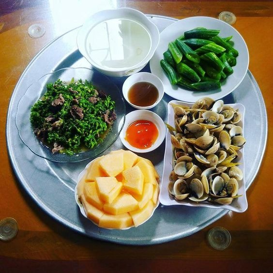 Ngao hấp, lặc lè luộc, hoa thiên lý xào thịt bò thơm nức mũi.