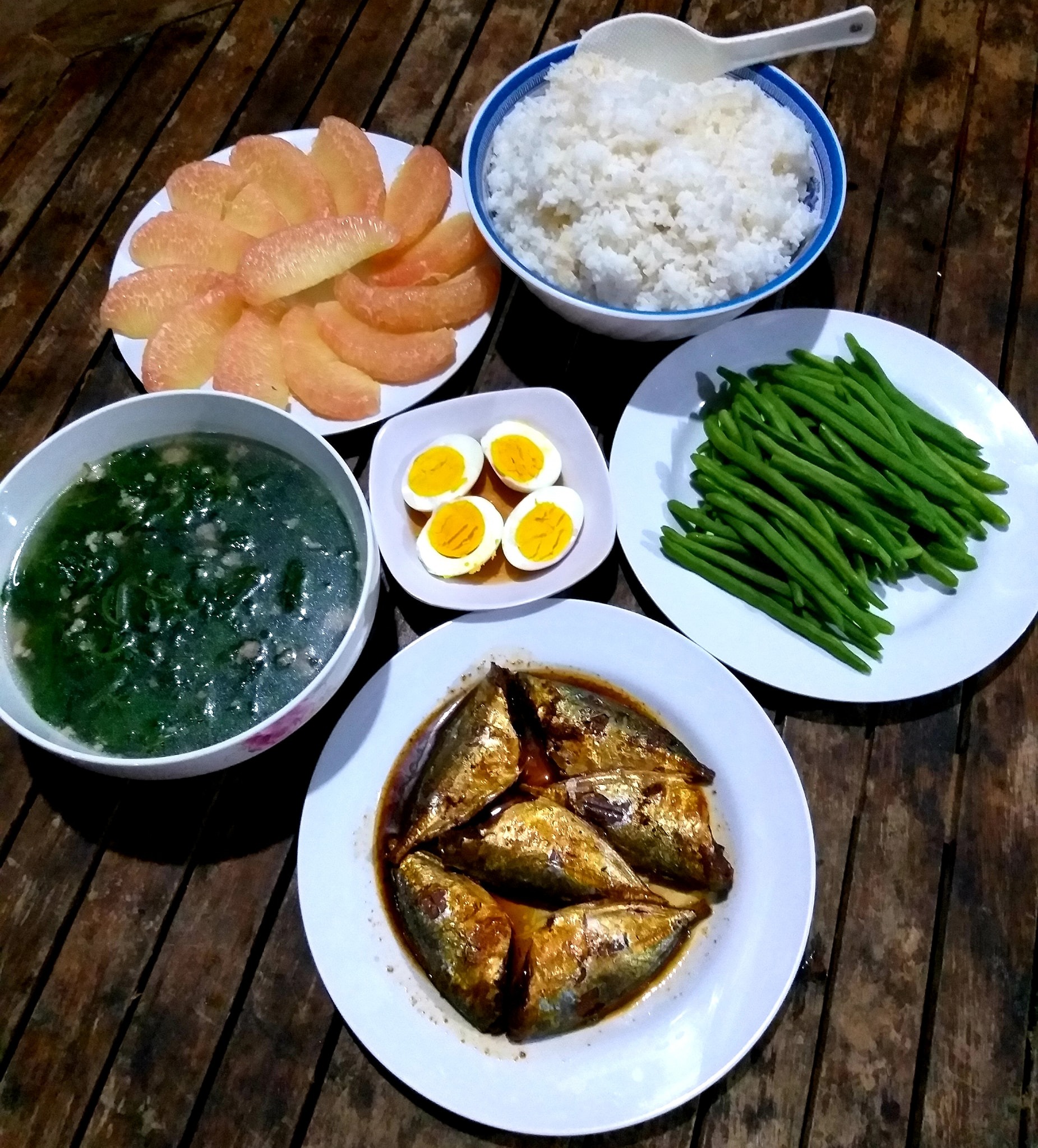 Đậu ve luộc chấm trứng, canh rau má nấu thịt bằm, cá kho, tráng miệng bưởi đào vừa đủ chất lại vừa thanh mát.