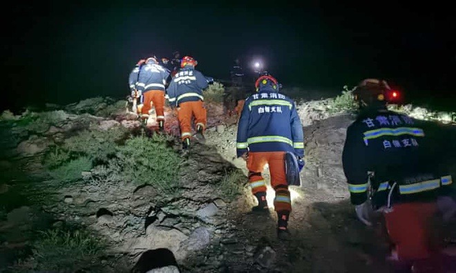 Lực lượng cứu hộ có mặt tại hiện trường xảy ra mưa đá. Ảnh: Tân Hoa xã