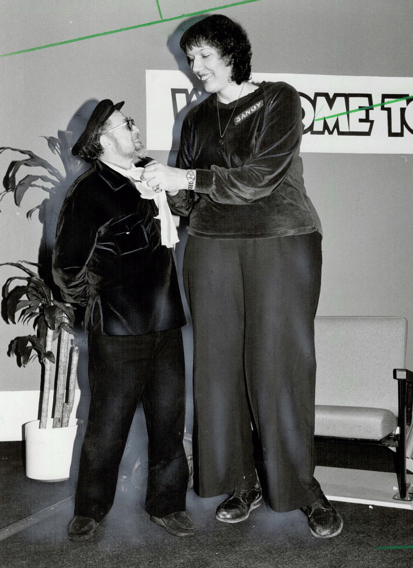 Cuộc đời người phụ nữ cao nhất thế giới: 'Miệng cười như nắng hạ nhưng trong lòng chớm đông'