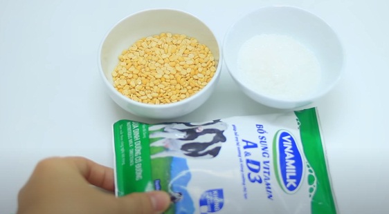 Tiếp đó là đậu xanh đã làm sạch vỏ, sữa tươi có đường và đường trắng. Những nguyên liệu này bạn hãy gia giảm tùy theo nhu cầu của mình.