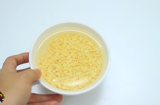 Đậu xanh rửa sạch, ngâm khoảng 1 tiếng cho hạt mềm.