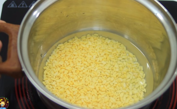 Sau đó cho đậu xanh đã ngâm vào hấp chín hoặc luộc chín trong khoảng 15 phút. Chú ý cho nước vừa phải để khi đậu chín thì nước vừa cạn. Một phần đậu xanh bạn đem nghiền nhuyễn, phần còn lại sẽ cho vào xay cùng sinh tố.