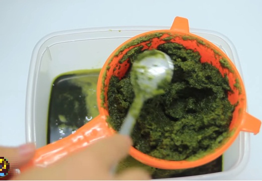 Rau má sau khi xay bỏ ra rây nước nước hoặc bạn có thể sử dụng một túi vải để lọc lấy nước.