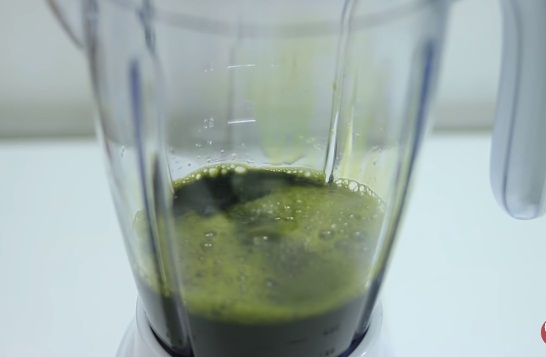 Sau đó, cho nước cốt rau má, một phần đậu xanh, một chút sữa tươi và đường trắng vào cối xay đều. Ở công đoạn này, bạn có thể điều chỉnh vị ngọt vừa miệng.