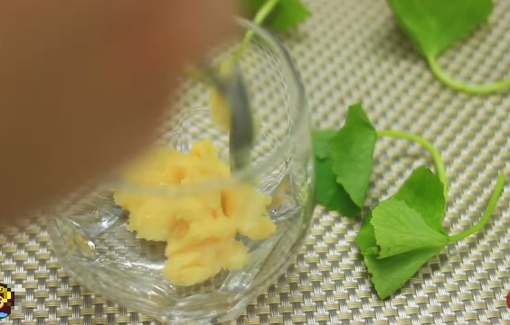 Cho phần đậu xanh nghiền nhuyễn vào cốc.