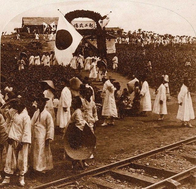 Người Hàn Quốc dưới lá quốc kỳ lớn của Nhật Bản