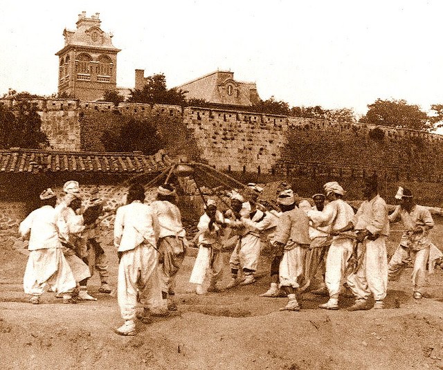 Mọi người đang dựng thứ gì đó