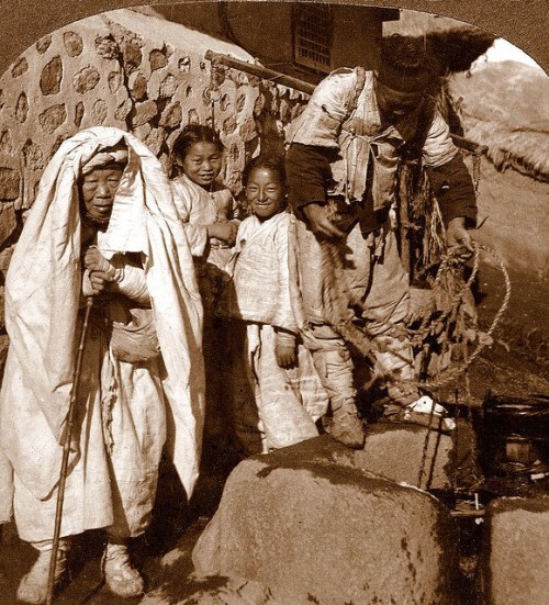 Một người bà và các cháu trông hạnh phúc (Seoul)