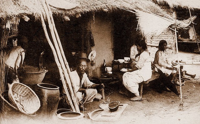 Ăn tối ở một quán ăn rẻ tiền (Seoul).