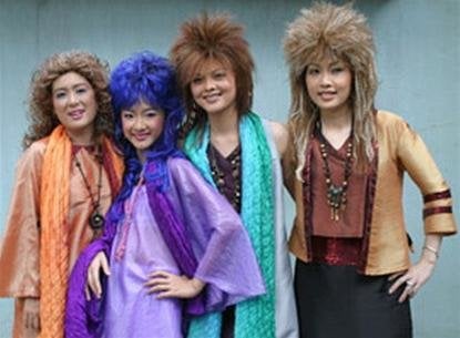 Người mẹ nhí. Đây là phim chuyển thể từ kịch bản của Tây Ban Nha, do Angela Phương Trinh, Thanh Thủy, Phi Phụng, Phương Dung... đóng chính. Nội dung kể về Uyển Lan là một yêu tinh già, có 2 con gái là Chân Trân và Khánh Du. Do đi đầu thai trễ nên bà trở thành một bé gái 10 tuổi và bất đắc dĩ phải sống dưới danh nghĩa 'con của con mình'. Bộ phim đã góp phần làm nên tên tuổi của Angela Phương Trinh.