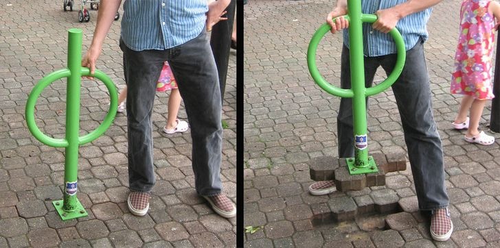 Đây là một chiếc trụ để khóa xe đạp. Giờ thì người ta có thể lấy xe của bạn dễ dàng.