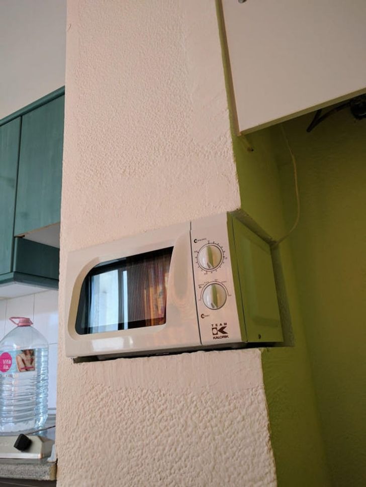 Gia chủ thật tài tình khi nghĩ ra chỗ để lò vi sóng như vậy.