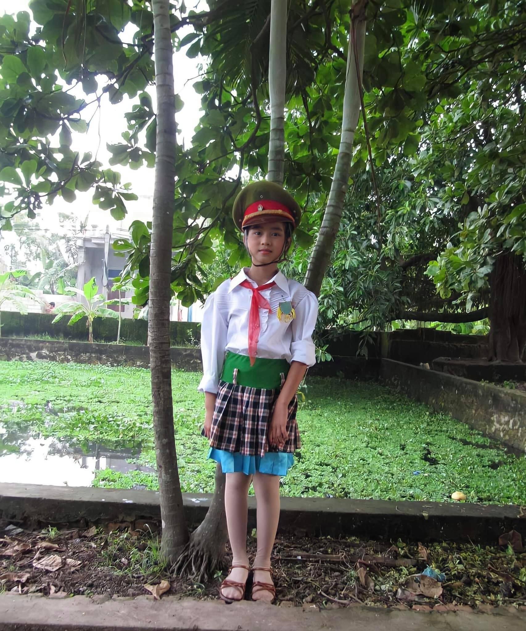 Đỗ Thị Hà chia sẻ ngày còn bé xíu cô không được chụp cái ảnh nào nên chỉ có thể tìm mấy ảnh tham gia thiếu nhi cháu ngoan Bác Hồ để phục chế lại.