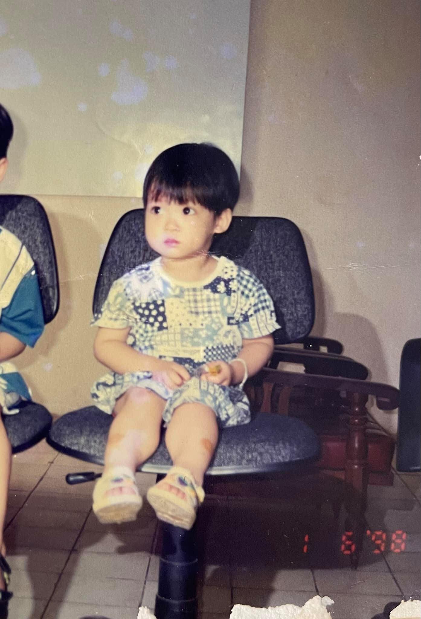 Bức ảnh này của Hoa hậu Đỗ Mỹ Linh được chụp đúng ngày 1/6/1998. Sau 23 năm, chân của em bé vẫn hoa gấm y như vậy. Có thể thấy điểm không thay đổi ở Đỗ Mỹ Linh chính là cặp má phúng phính và đôi mắt sáng.