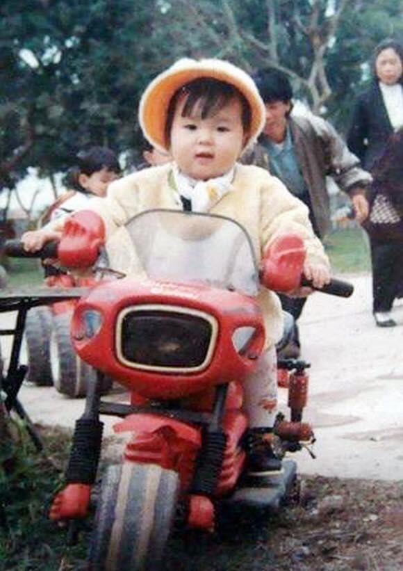 Còn đây là ảnh của Hoa hậu Kỳ Duyên khi còn nhỏ. Người đẹp khi ấy cũng rất bụ bẫm, đáng yêu và tạo dáng 'cool ngầu'.