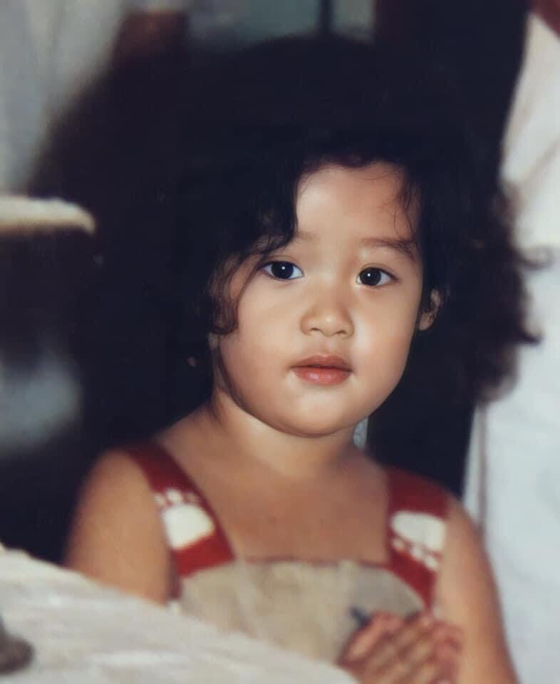 Người giữ được nhiều ảnh thời nhỏ nhất chính là Hoa hậu Nguyễn Trần Khánh Vân. Cô nàng đăng một loạt ảnh từ khi còn bé xíu, tóc xù, má phính và đôi mắt đen láy như thế này...