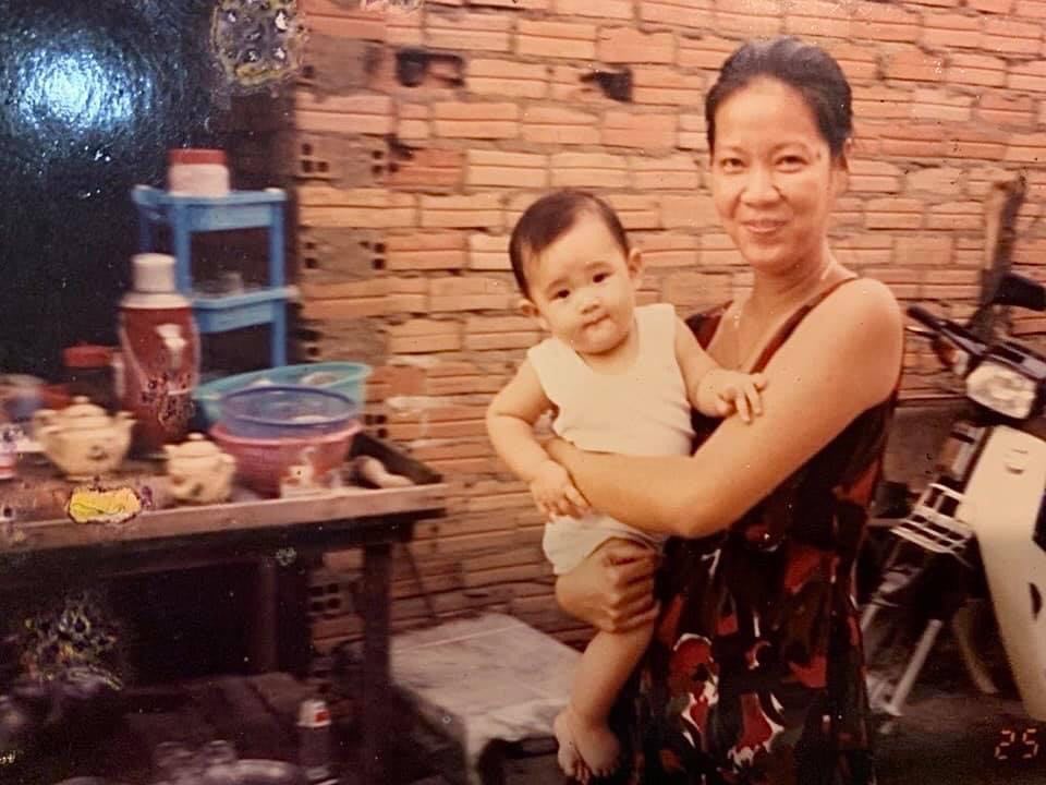 Khi nhỏ hơn một chút, Khánh Vân có vẻ ngoài giống một bé trai kháu khỉnh.