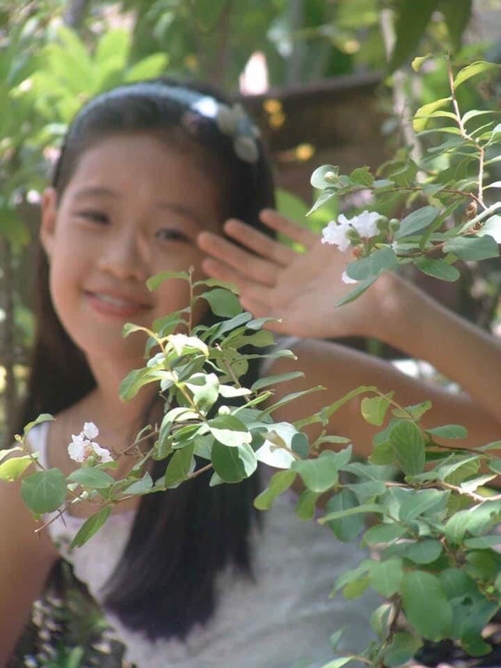 Cho đến khi cô nàng sắp thành thiếu nữ. Hình ảnh Khánh Vân lúc này không khác hiện tại là bao.