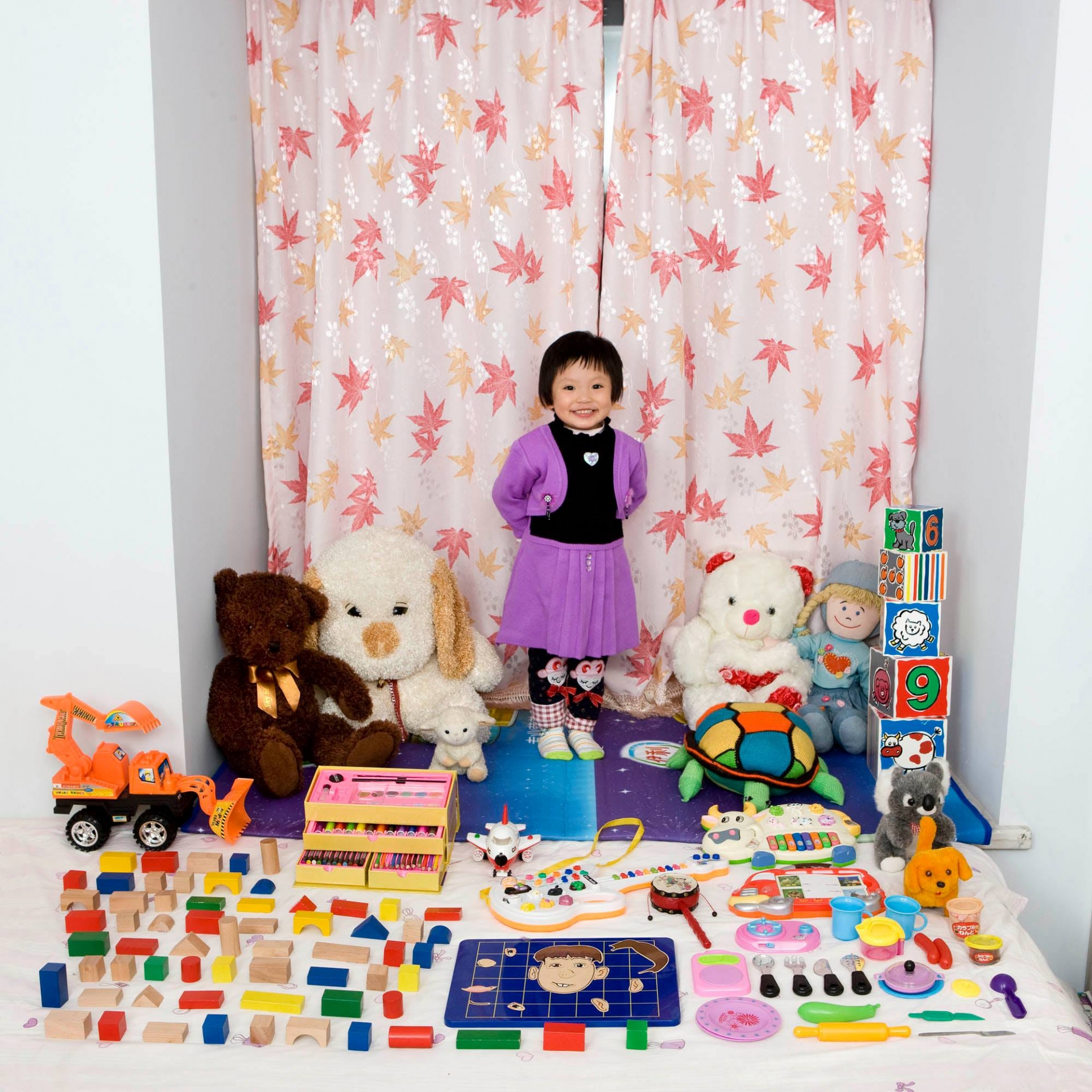 Cun Zi Yi, 3 tuổi, Trùng Khánh, Trung Quốc. Từ các món đồ chơi, nhiều người xem ảnh nhận xét gia đình bé này khá giả và tri thức.