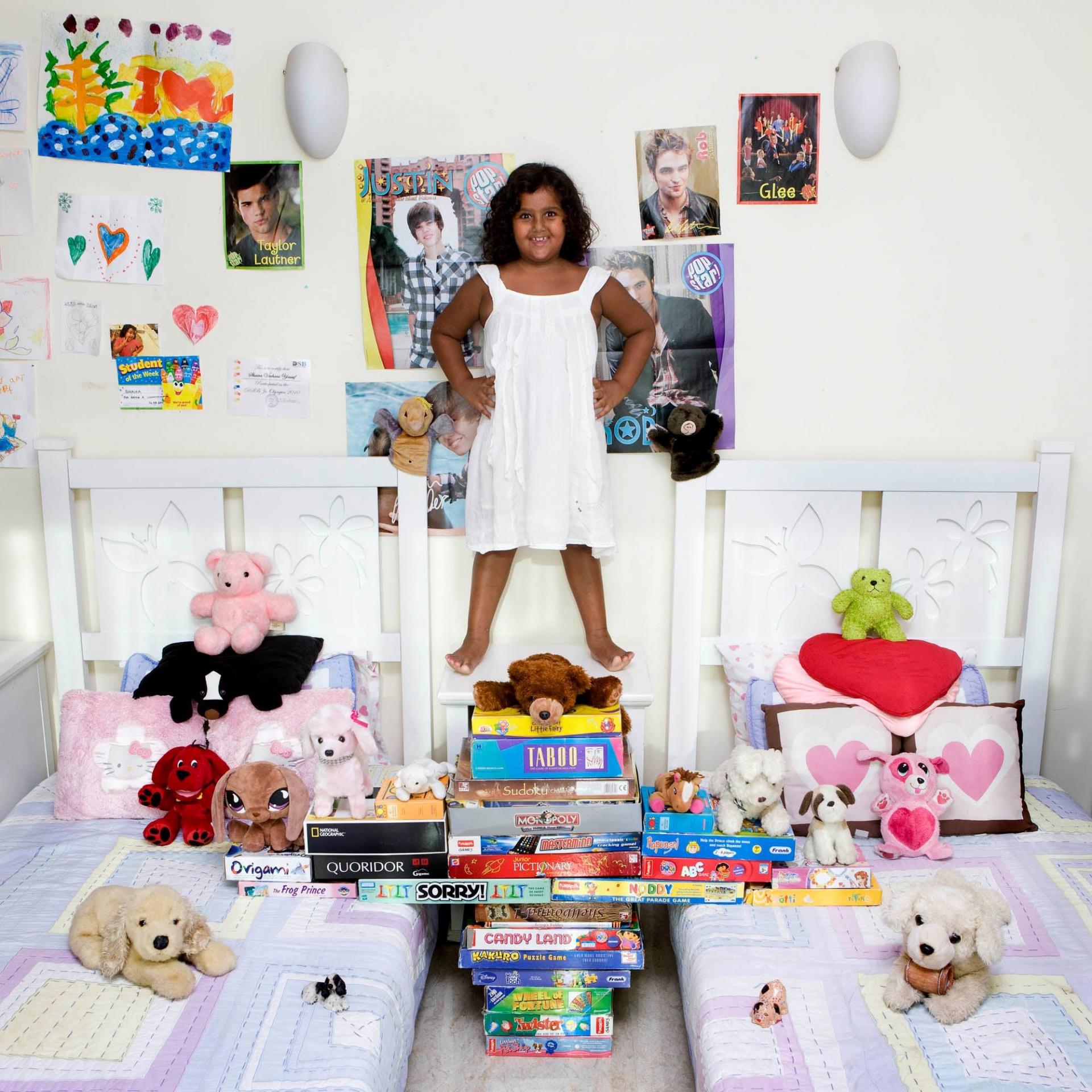 Radhika, 6 tuổi, Mumbai, Ấn Độ. Cô bé này cũng được dự đoán là sinh ra trong gia đình khá giả. Bộ đồ chơi của em rất phong phú.