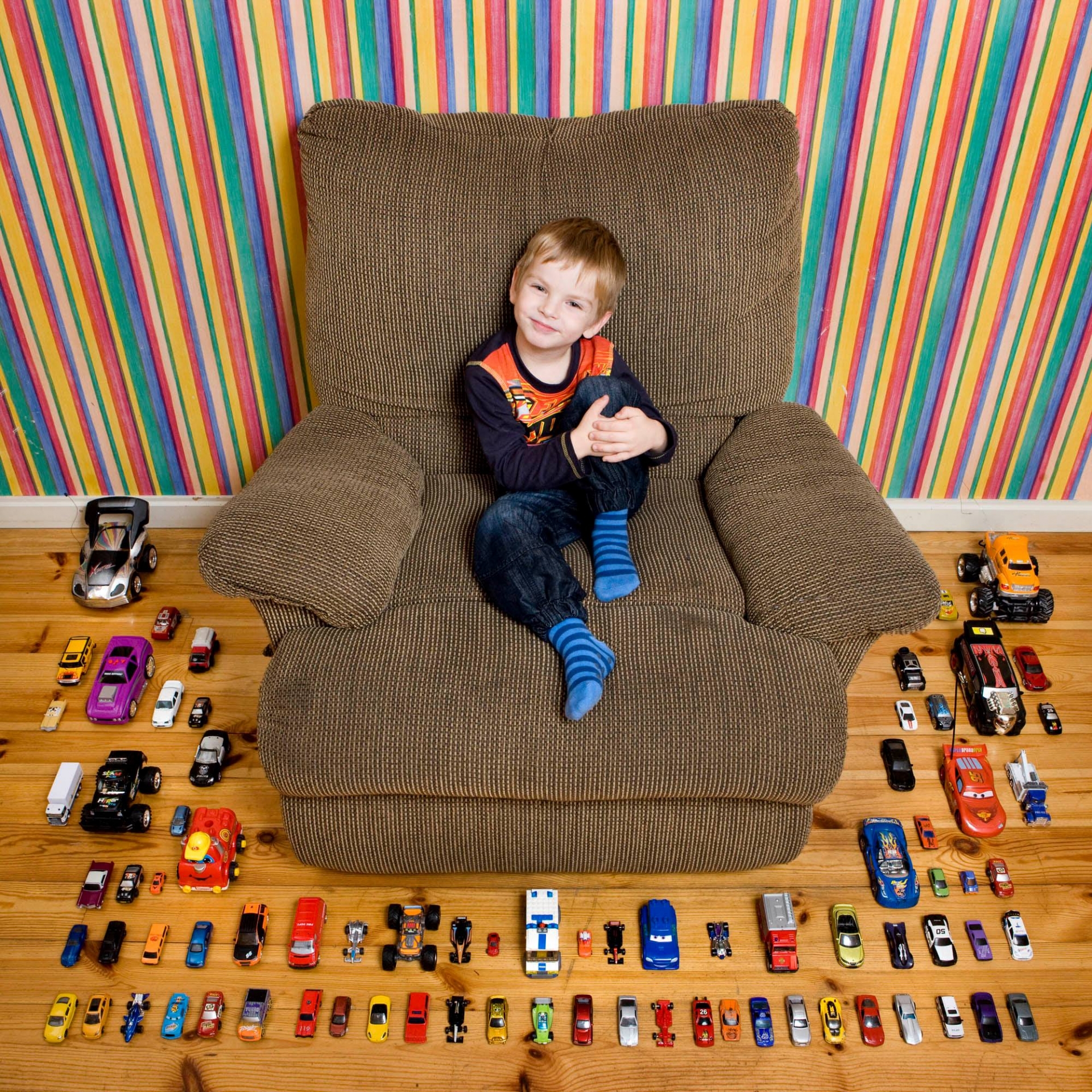 Ralf, 4 tuổi, Riga, Latvia. Một tiểu phú ông sở hữu bộ sưu tập siêu xe cực đáng yêu.