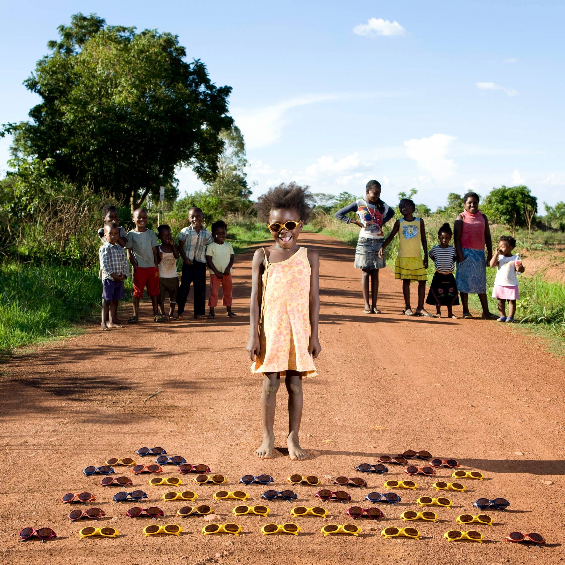 Maudy Sibanda, 3 tuổi, Kalulushi, Zambia. Cô bé có bộ sưu tập kính đáng nể.