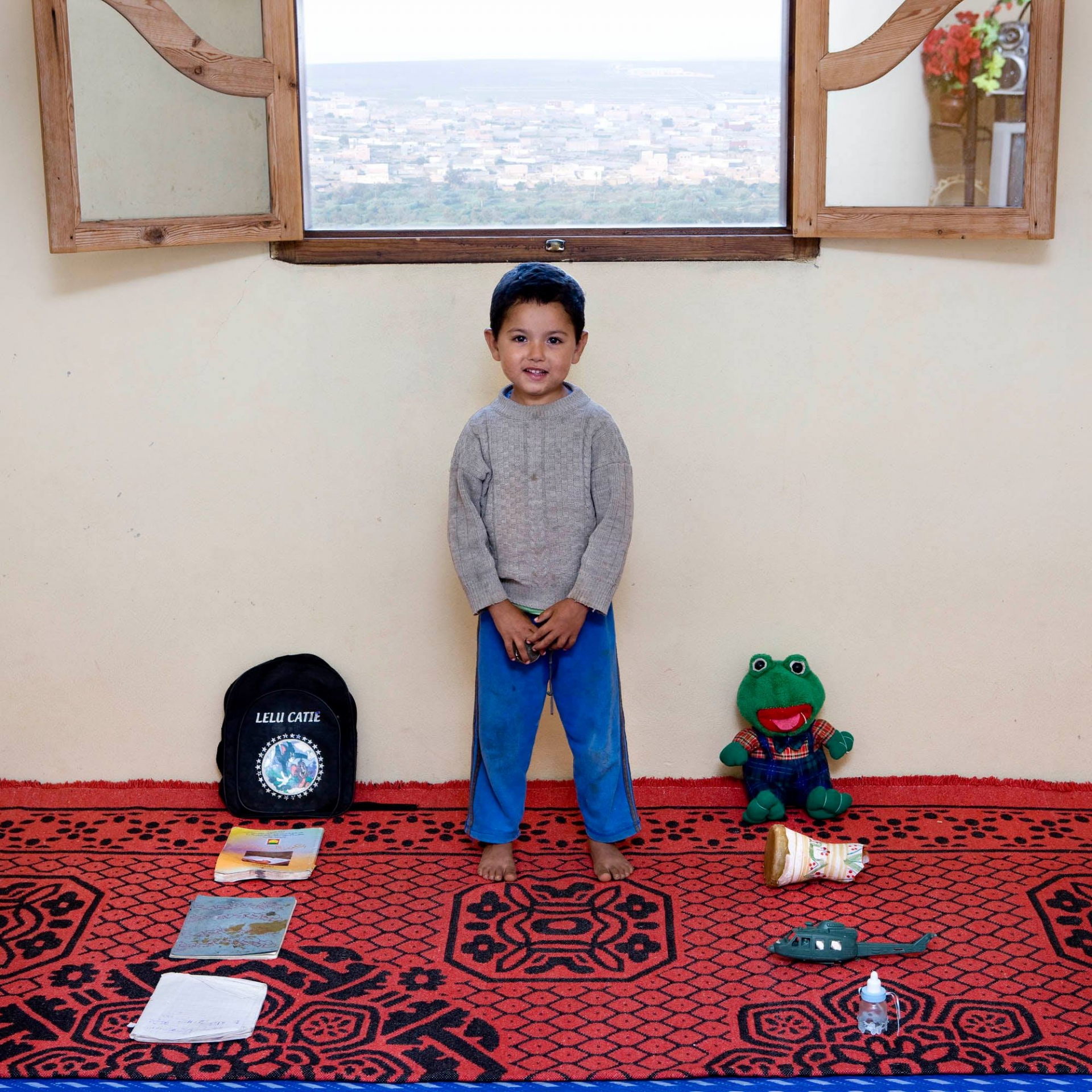 Norden Brahke, 5 tuổi, Ma-rốc. Các món đồ chơi ít ỏi và phần nhiều là sách vở khiến nhiều người đoán em bé này rất ham học.