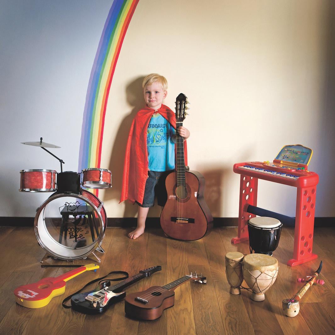 Enea, 3 tuổi, Colorado, Mỹ. Em bé có triển vọng trở thành một nghệ sĩ. Tuy còn nhỏ nhưng bé đã chơi được rất nhiều nhạc cụ.